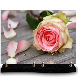 Plaque funéraire personnalisée avec photo d'une rose bicolore (blanche et rose) posée sur du bois, avec des pétales dispersés. Symbole de l'amour tendre et de la délicatesse