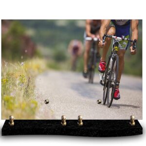 Plaque funéraire personnalisée avec photo d'un cycliste en gros plan sur un vélo de course, avec son peloton en arrière-plan flou. Hommage à la passion cyclisme et aux courses de vélo.