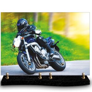 Plaque funéraire personnalisée avec photo d'un motard en pleine inclinaison dans un virage avec sa moto roadster. Hommage dynamique à la passion moto et à la vitesse sur route