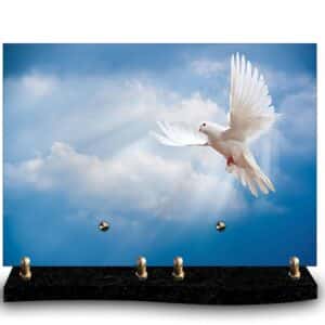 Plaque funéraire personnalisée avec photo d'une colombe blanche volant dans un ciel bleu nuageux. Symbole de l'envol de l'âme, de la spiritualité et de la paix.