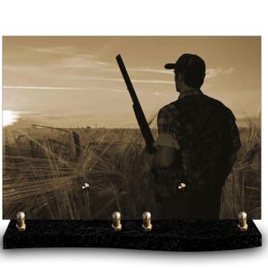 Plaque funéraire personnalisée avec photo sépia d'un chasseur au fusil, debout dans un champ de céréales au soleil couchant. Hommage à la chasse et à la passion rurale