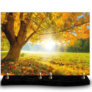 Plaque funéraire imprimée avec photo de paysage d'automne : grand arbre aux feuilles jaunes, soleil éblouissant et herbe couverte de feuilles mortes. Fixée sur socle en granit noir