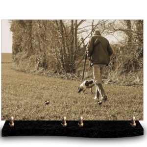 Plaque funéraire personnalisée avec photo sépia d'un chasseur avec son chien de chasse marchant dans la campagne. Hommage à la chasse traditionnelle et à la complicité animale