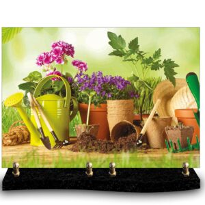 Plaque funéraire personnalisée avec photo de matériel de jardinage : arrosoir, fleurs en pot et semis. Hommage à un passionné de jardinage, de botanique et de fleurs.
