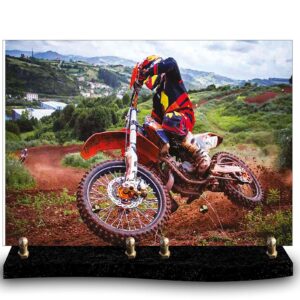 Plaque funéraire personnalisée avec photo d'un pilote de motocross en course, inclinant sa moto sur une piste en terre rouge. Hommage au motocross et aux sports mécaniques