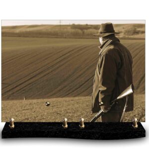 Plaque funéraire personnalisée avec photo sépia d'un chasseur contemplant un champ labouré, son fusil à l'épaule. Hommage à la chasse, à la nature et à la solitude du chasseur