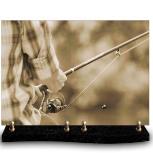 Plaque funéraire personnalisée avec photo sépia d'un homme pêchant à la ligne, gros plan sur les mains et la canne. Hommage à un passionné de pêche et de tranquillité