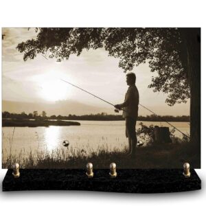Plaque funéraire personnalisée avec photo sépia d'un pêcheur debout en silhouette, pêchant au bord d'un lac au coucher du soleil. Hommage à la passion pêche et à la sérénité