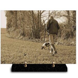 Plaque funéraire personnalisée avec photo sépia d'un chasseur et son chien de chasse marchant ensemble dans un champ. Hommage à la complicité, à la chasse traditionnelle et au lien animalier