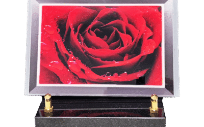 Plaque Funéraire en Plexiglas : Comment Rendre Hommage à un Proche avec Modernité et Couleur ?