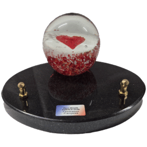 plaque funéraire en granit et boule de sulfure de verre 10 cm de diamètre (20cmx12cm)