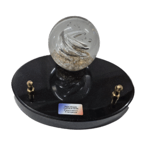 plaque funéraire en granit et boule de sulfure de verre 10 cm de diamètre