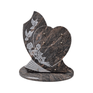 plaque funéraire cœur en granit himalaya avec bouquet de roses et couple de colombe ( 40cmx 45cm) grand format